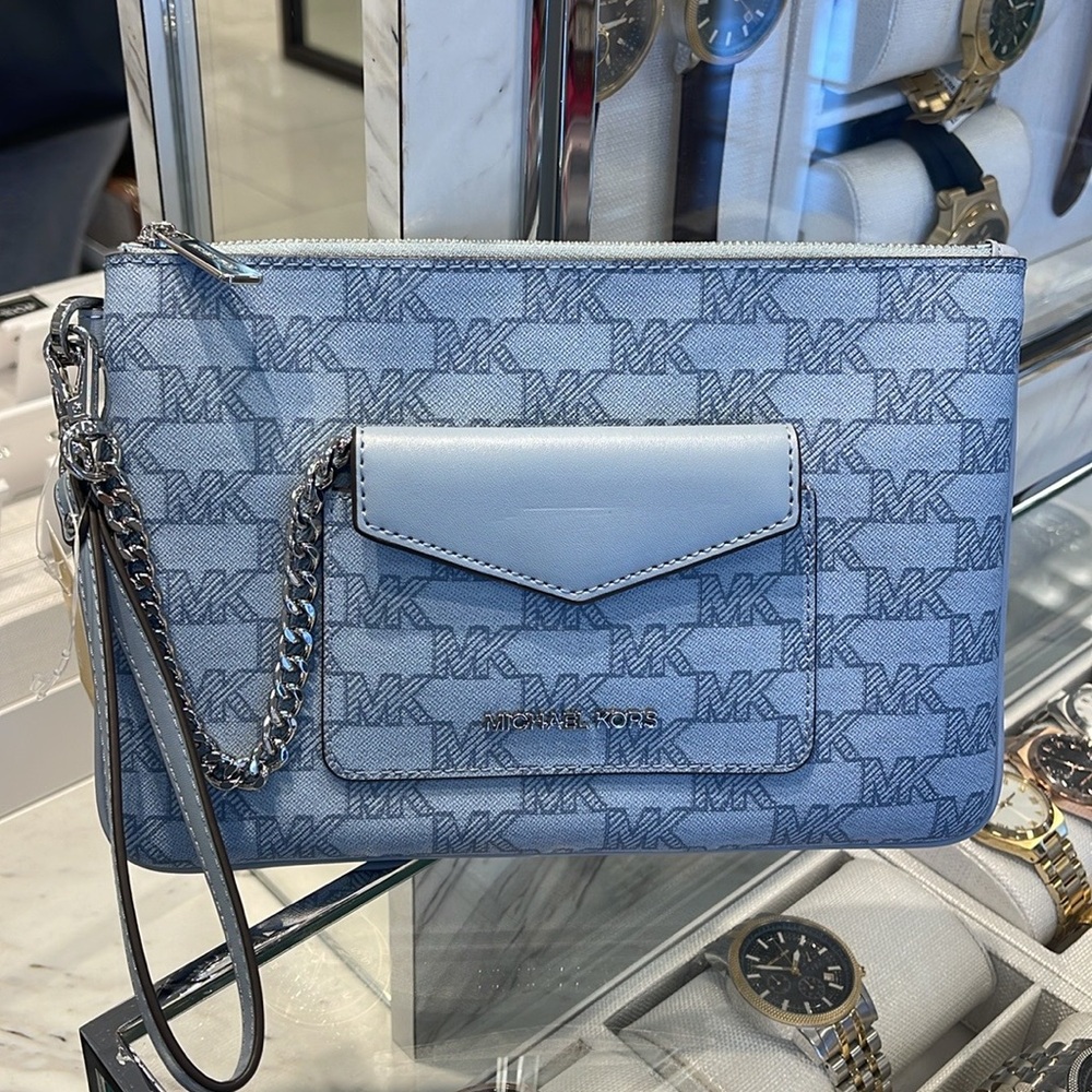 Michae Kors Jet Set Item Large Logo 2-in-1 Central Zip Wristlet
Pale Blue 
NWT